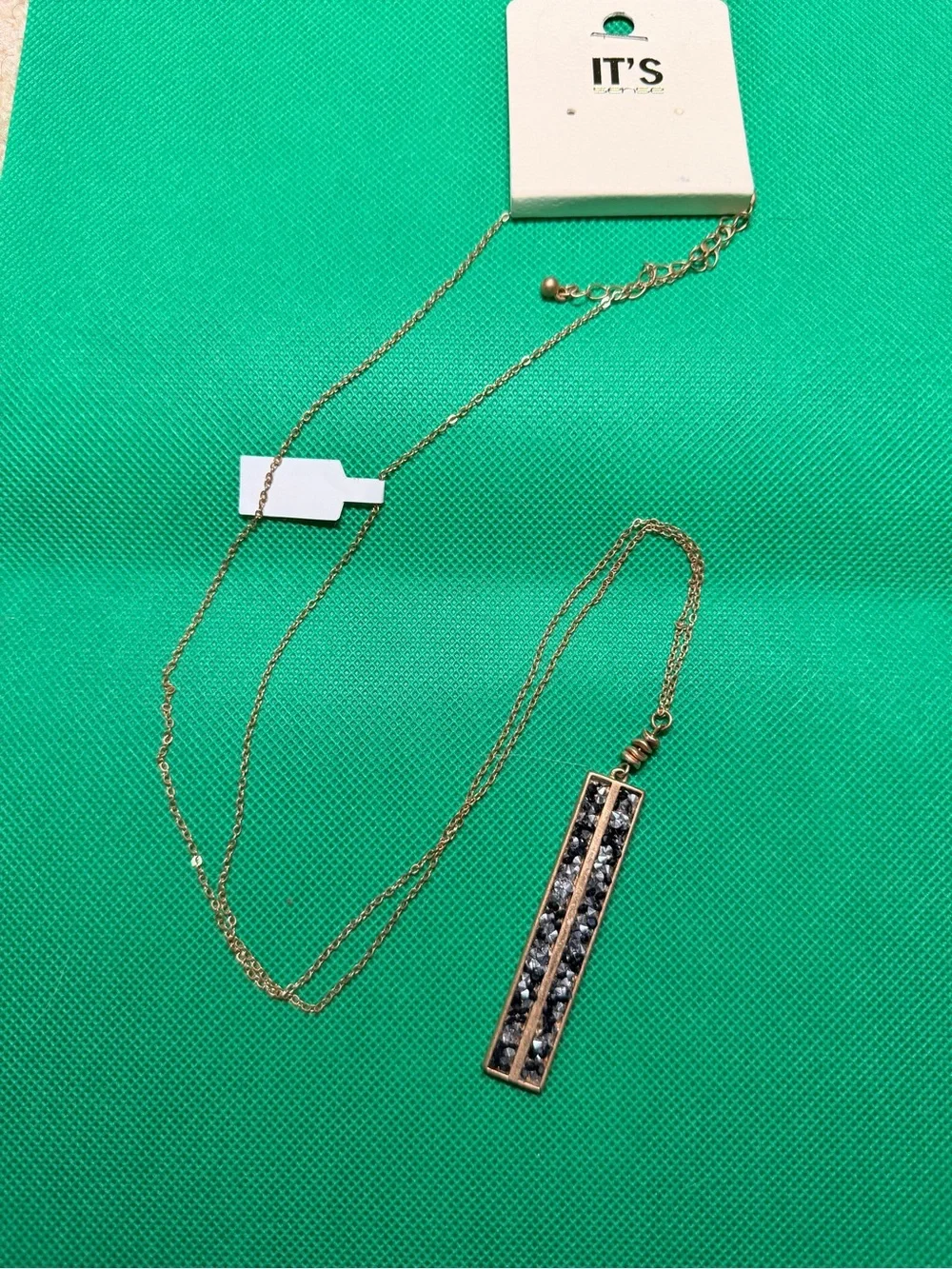 NWT Beautiful long chain necklace with silver rocks  in the pendant